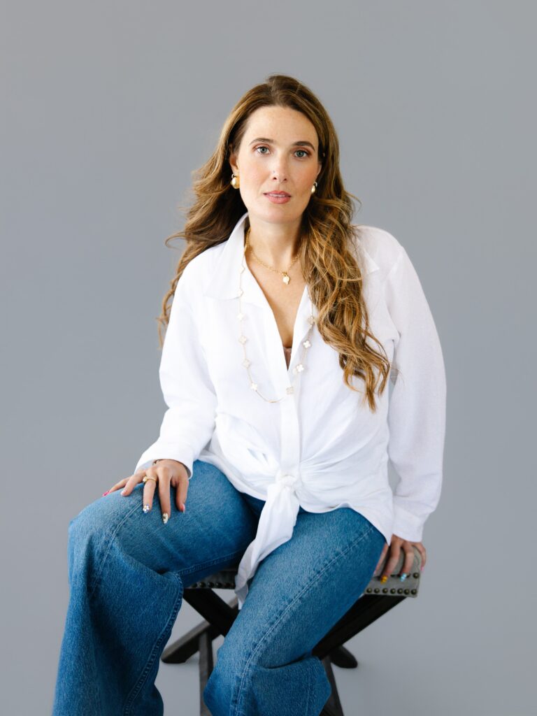 Amara in her solo shot in her motherhood session.